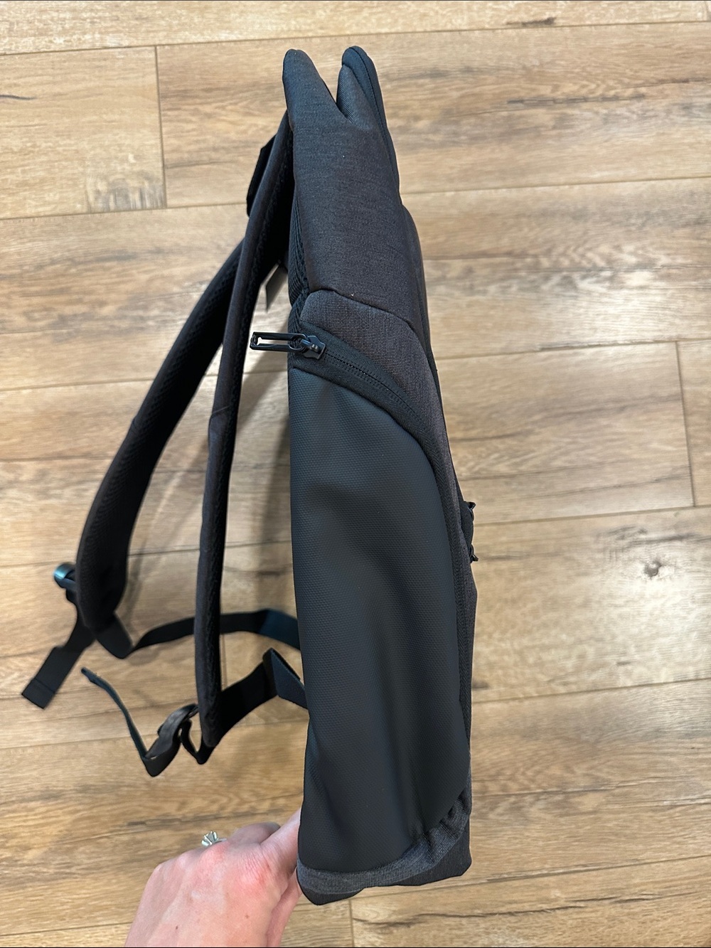 Black Men's Travel Backpack with UAE Emblem - Picture 4 of 10